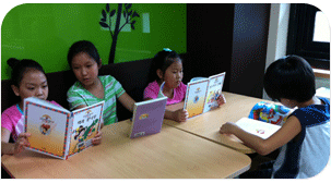 초등학생들이 북카페에 앉아서 독서하는 모습 사진